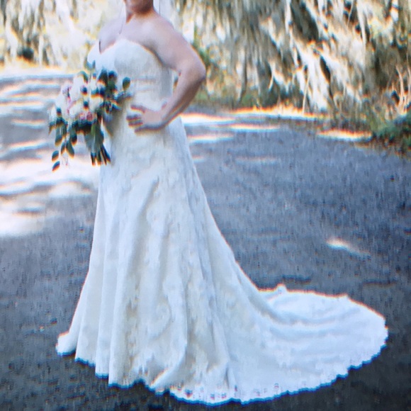 Used wedding dress in perfect condition. Cleaned, pressed, and preserved. - Picture 4 of 16